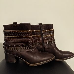 Size 9 brown boots with braided details